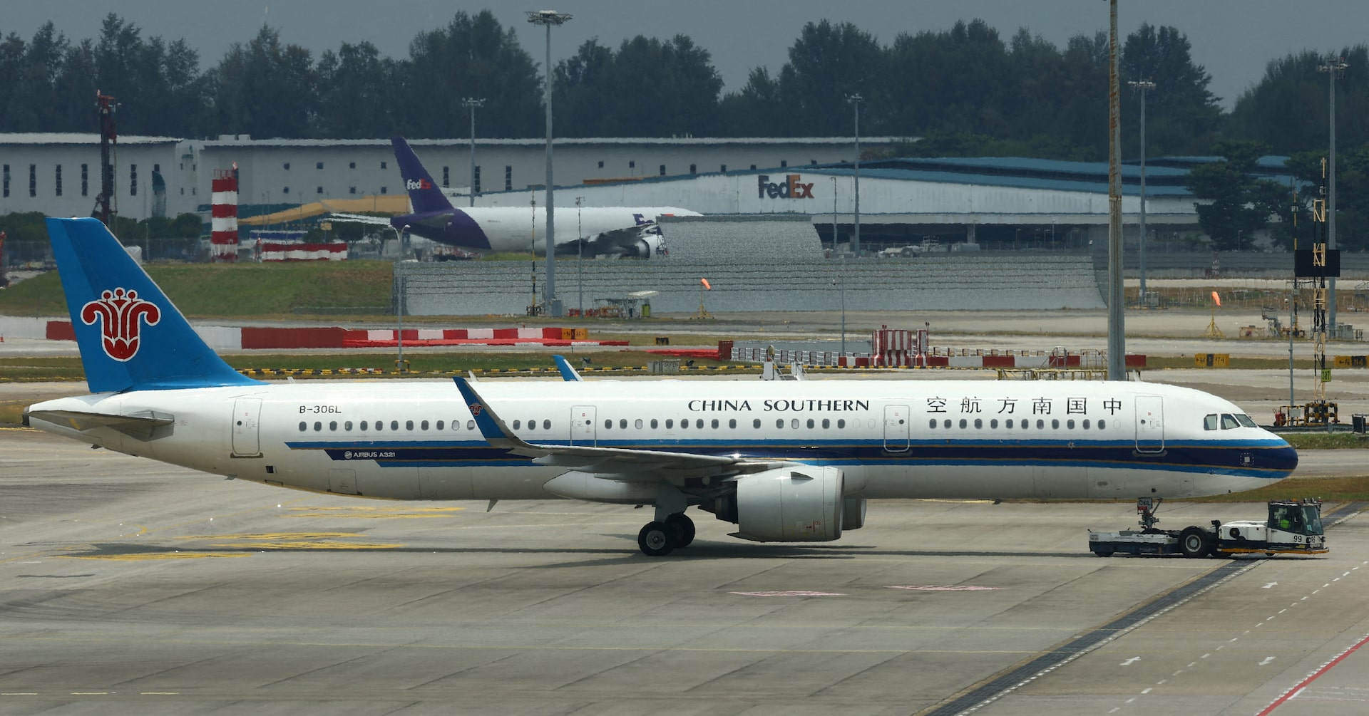 china southern airlines company limited bullish and bearish analyst opinions