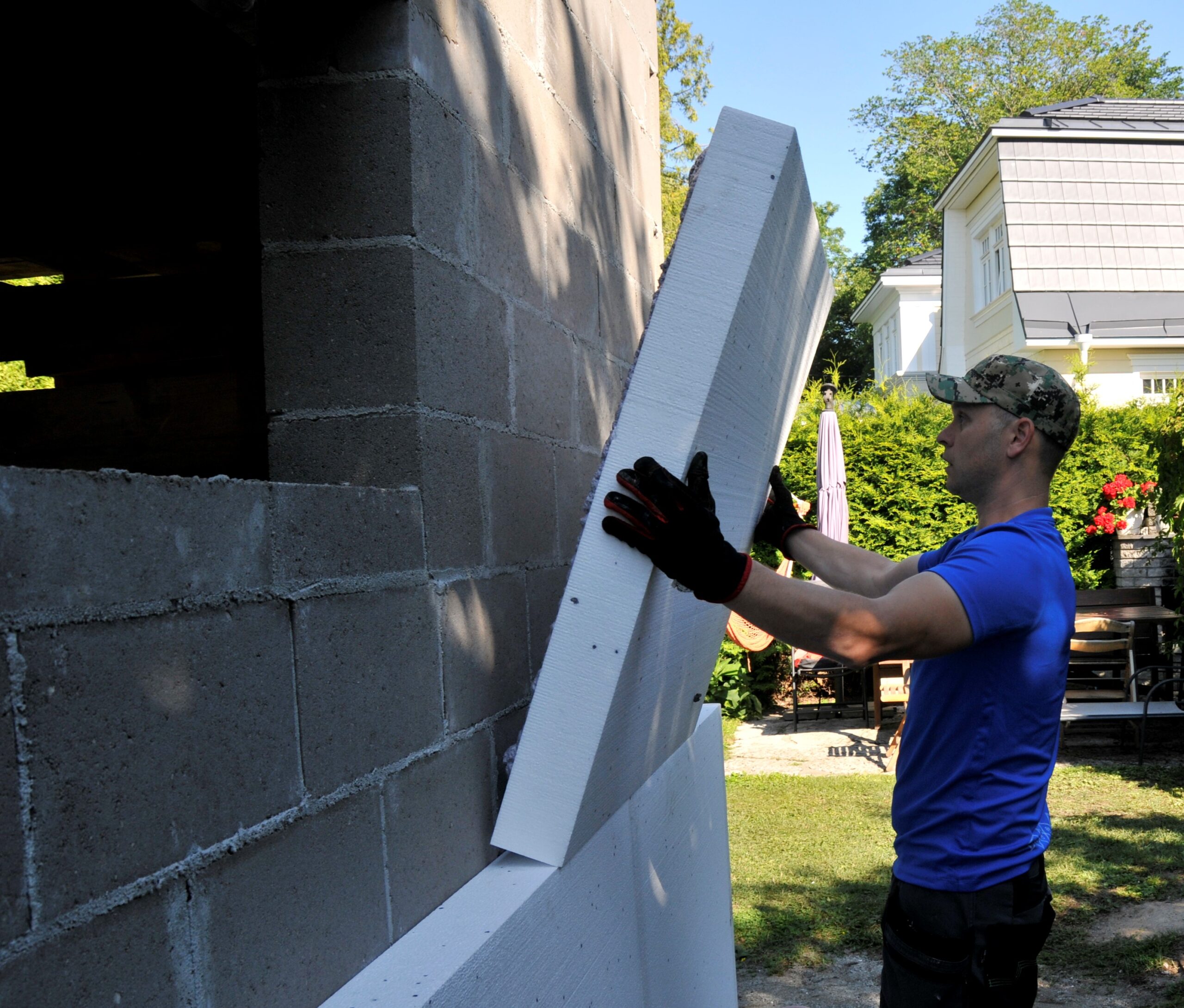 How to mount insulation boards with foam adhesives?
