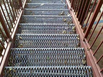 Non slip metal stair treads